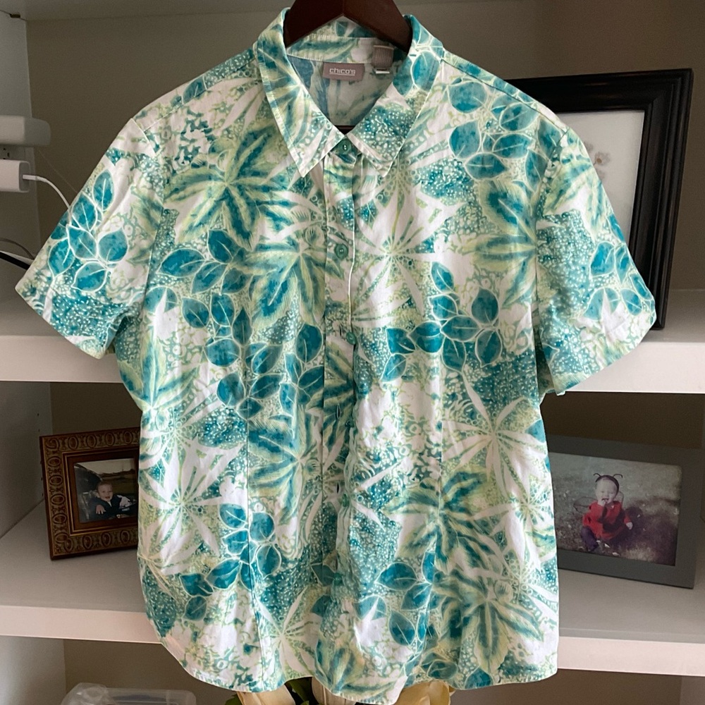 Chico’s Tropical button down collared Shirt Chico sz 3 (XL)